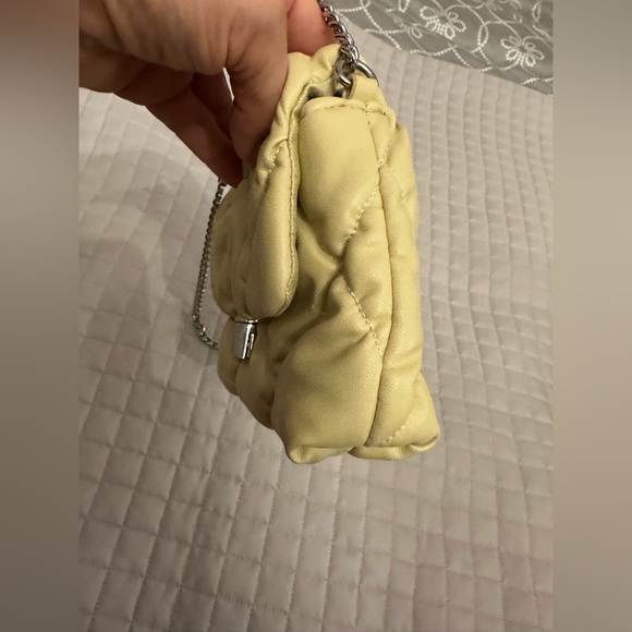 H&M quilted shoulder bag in a yellow color with a silver-toned metal chain strap - Picture 4 of 8